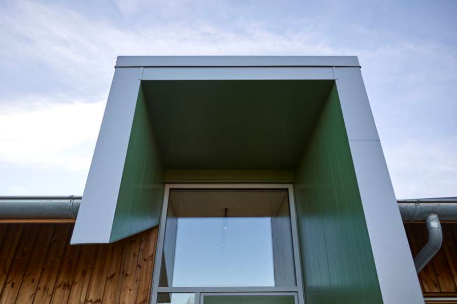 Moderne tagløsning fuldender efterskolebyggeri, Rågelund Efterskole, Rågelundvej 179, 5240 Odense NØ